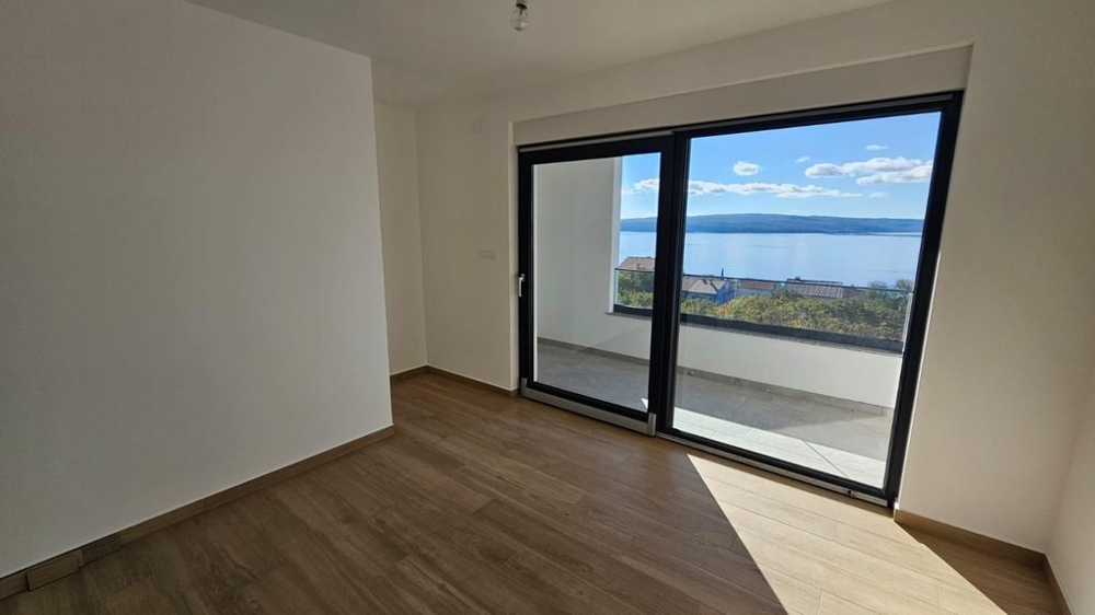 Pokój z przesuwanymi drzwiami na balkon i widokiem na morze w Dramalj - H2197