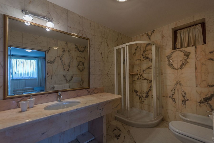 Łazienka z prysznicem.