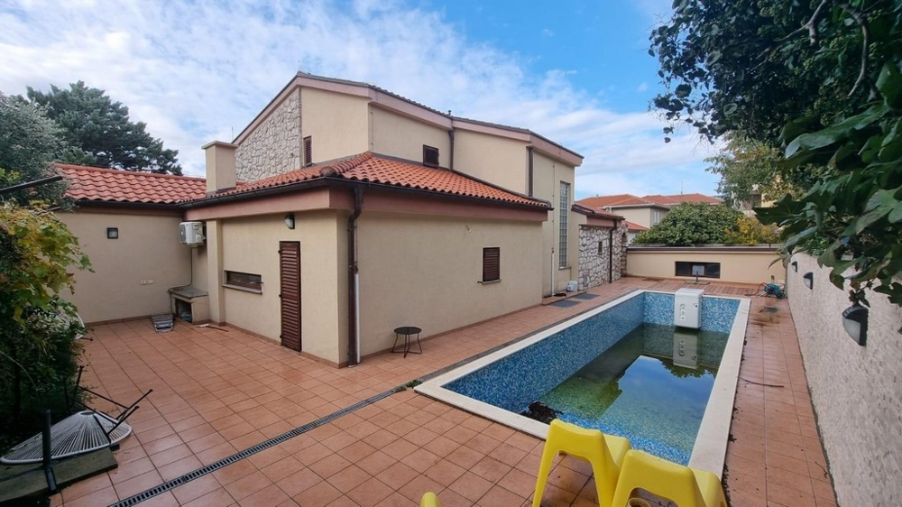 Basen na posesji H2359 w Chorwacji, Novi Vinodolski - Panorama Scouting.