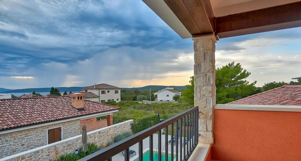 Widok na morze z balkonu nieruchomości H2361, wyspa Ugljan, Chorwacja.