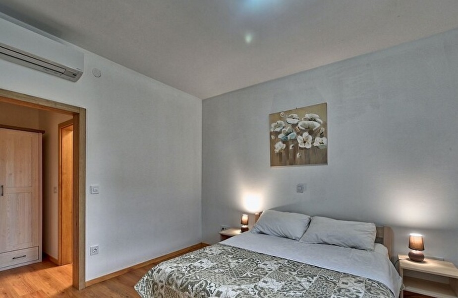 Na tym zdjęciu widać atrakcyjną i wygodną sypialnię nieruchomości H2361, która jest na sprzedaż w Ugljan / Pasman / Dugi Otok.