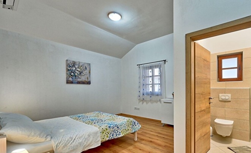 Na tym zdjęciu widać atrakcyjną i wygodną łazienkę w nieruchomości H2361, która jest na sprzedaż w Ugljan / Pasman / Wyspa Dugi Otok.