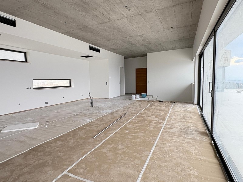 Pokój dzienny w stanie niewykończonym.