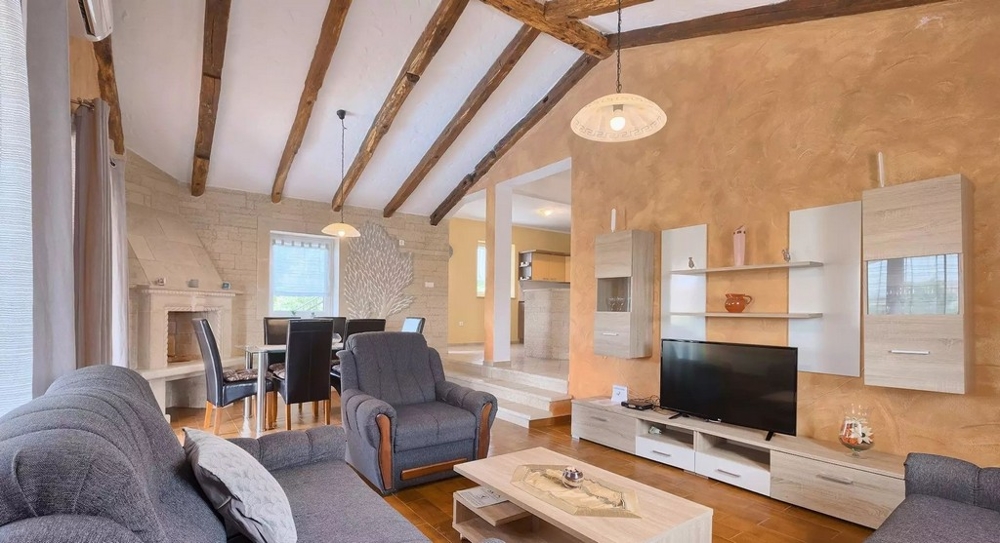 Piękny dom z basenem i dużym ogrodem