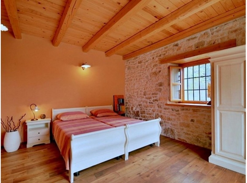 Na tym zdjęciu widać atrakcyjną i wygodną sypialnię w nieruchomości H2393, która jest na sprzedaż w Porec.