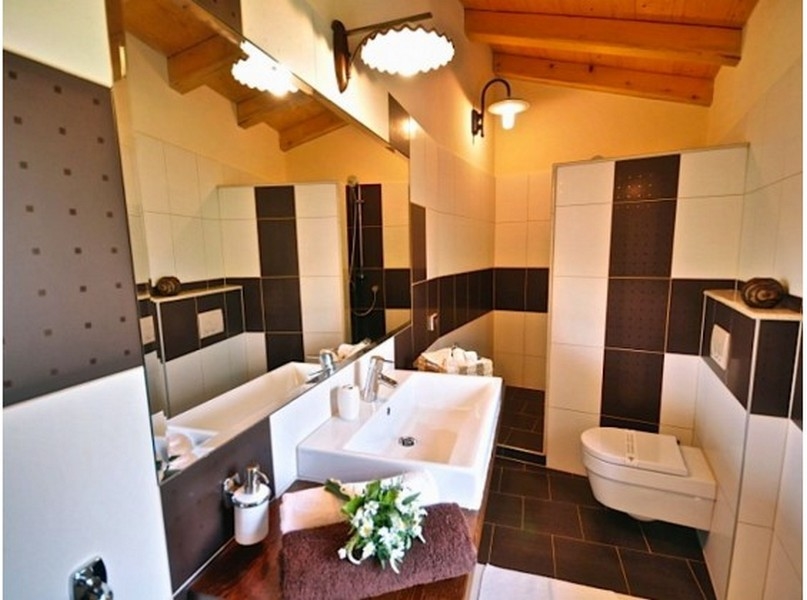 Na tym zdjęciu widać atrakcyjną i wygodną łazienkę w nieruchomości H2393, która jest na sprzedaż w Porec.