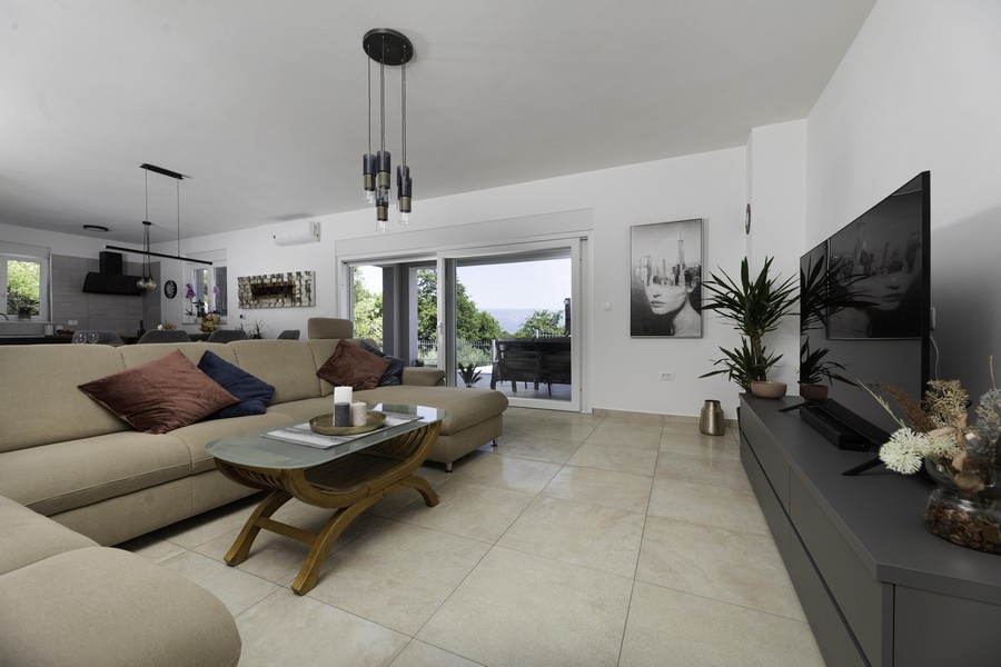 Nowocześnie urządzony salon Villi H2400. Nieruchomości w Chorwacji - Panorama Scouting.