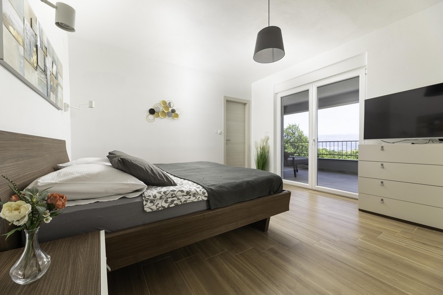 Na tym zdjęciu widać atrakcyjną i wygodną sypialnię w nieruchomości H2400, która jest na sprzedaż na wyspie Krk.