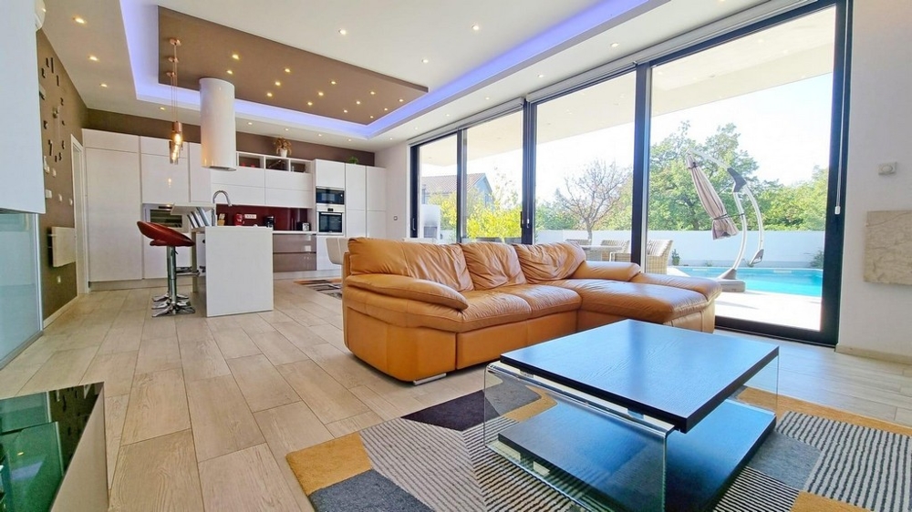 Sprzedam willę w Chorwacji - salon nieruchomości H2403 w Smrika, region Crikvenica.