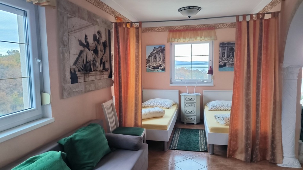 Budynek apartamentowy z zagospodarowanym ogrodem i budynkami gospodarczymi