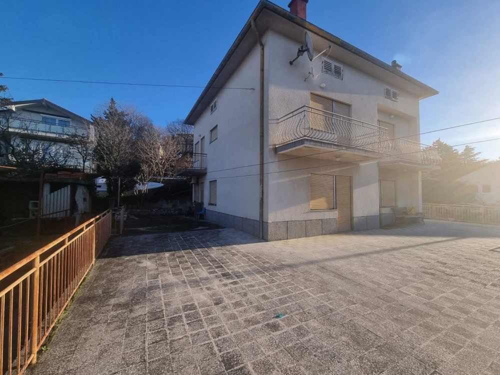 Umeblowany dom z dużą ilością miejsca