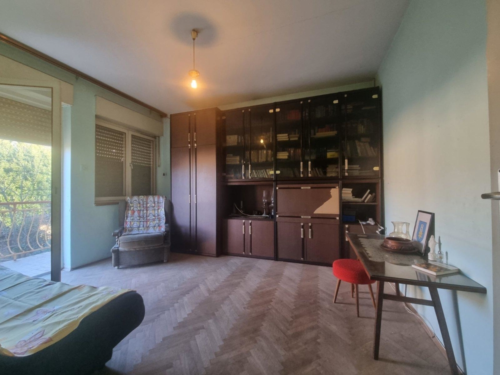 Komunikacja miejska, dom w mieście