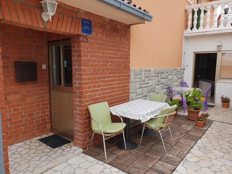 Taras z widokiem na morze nieruchomości H2412, która jest na sprzedaż w Chorwacji w regionie Senj - Panorama Scouting.