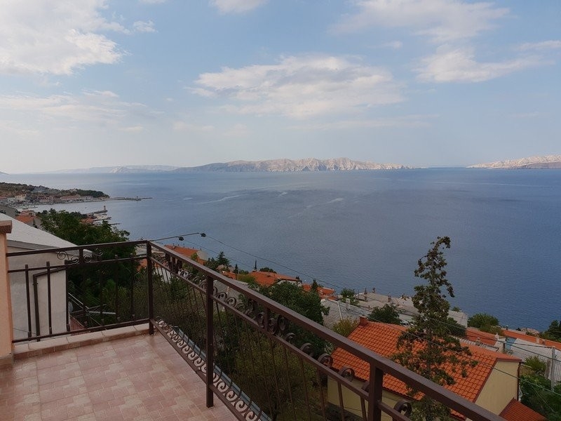 Pensjonat z widokiem na morze i domem głównym