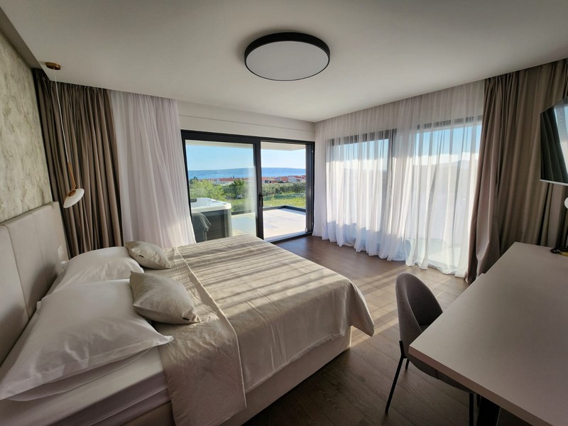 Sypialnia z widokiem na morze.