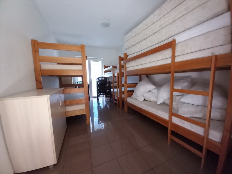 Duży apartamentowiec blisko morza