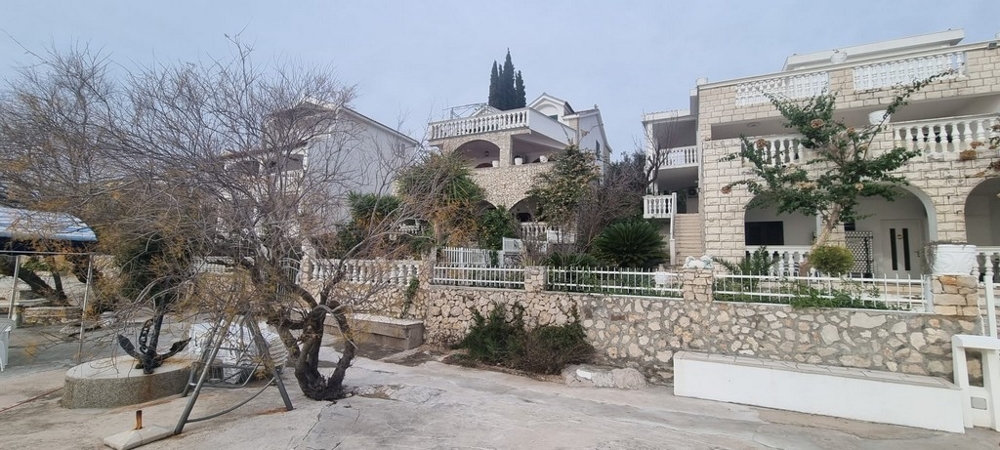 Dom w widoku z przodu.