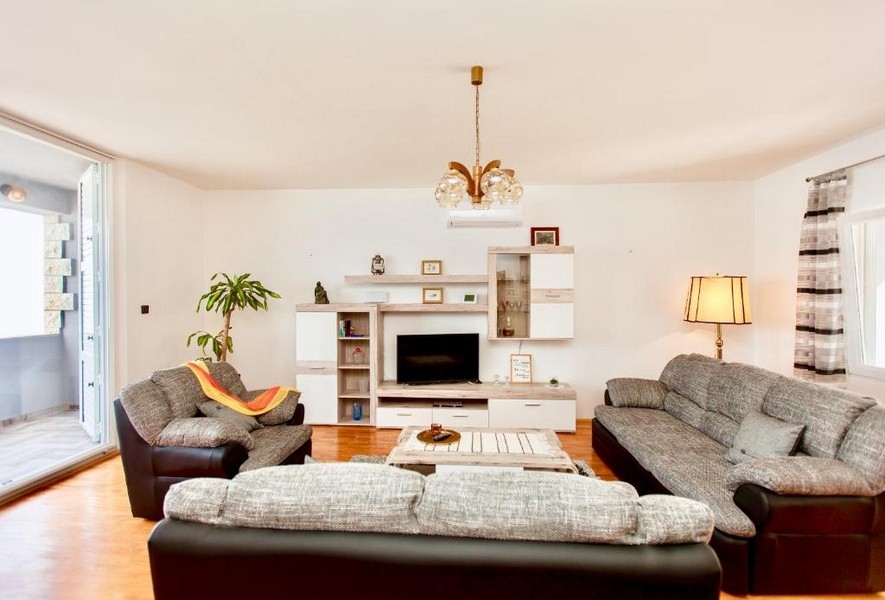 Kup apartamentowiec położony bezpośrednio nad brzegiem morza w Chorwacji, w środkowej Dalmacji