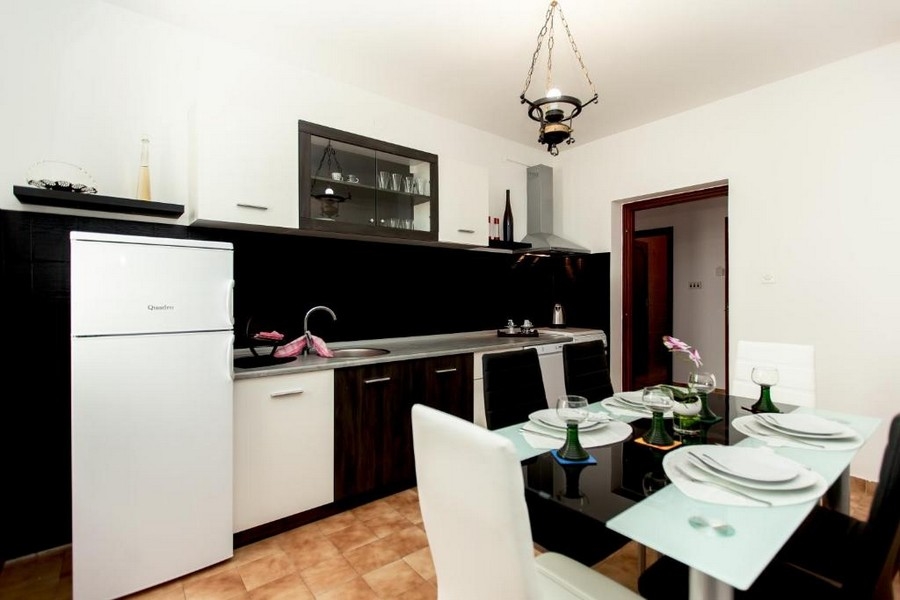 Duża nieruchomość z pięknym apartamentowcem