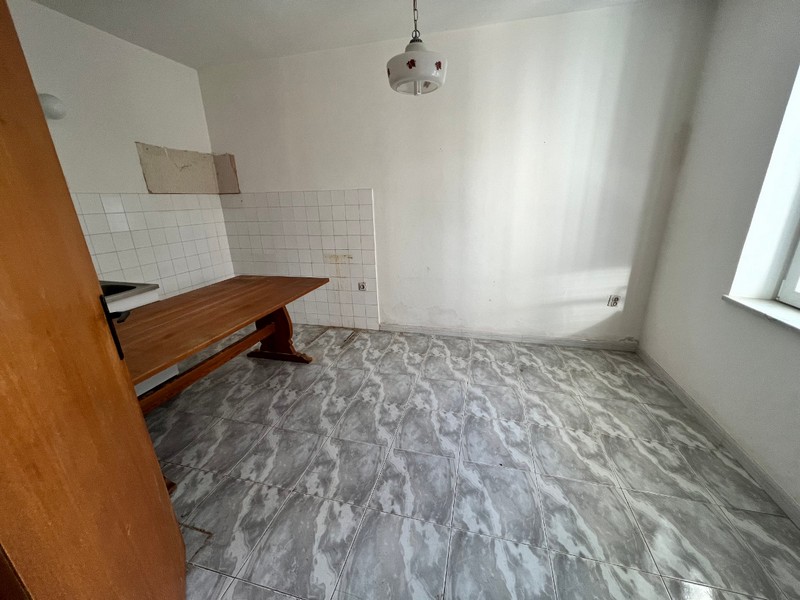 Wnętrze wymagające remontu.