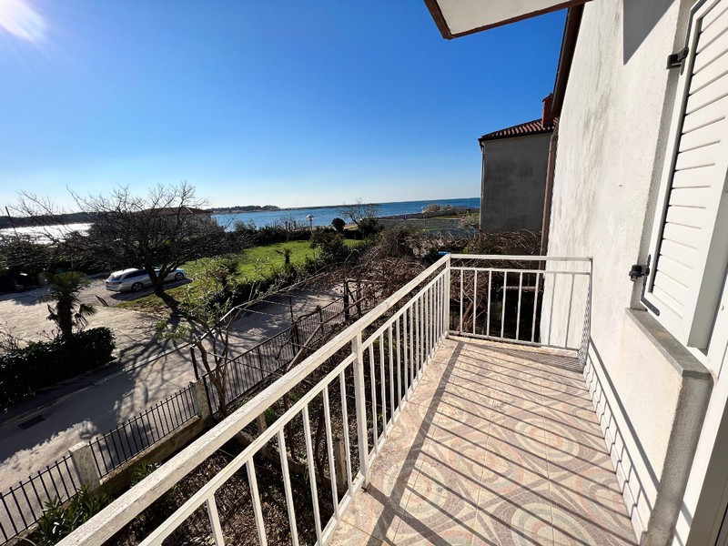 Widok na morze z drugiego piętra domu H2438 na Istrii w Chorwacji.