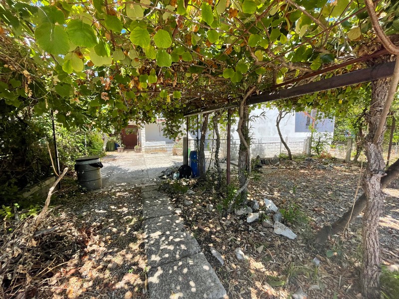 Ogród i zadaszone miejsce parkingowe.