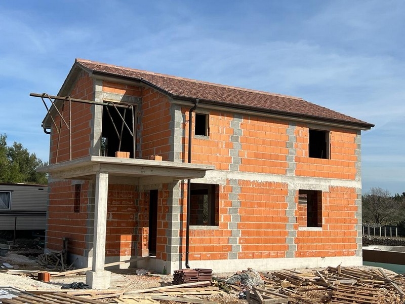 Nowy budynek w spokojnej okolicy niedaleko Zadaru w Chorwacji.