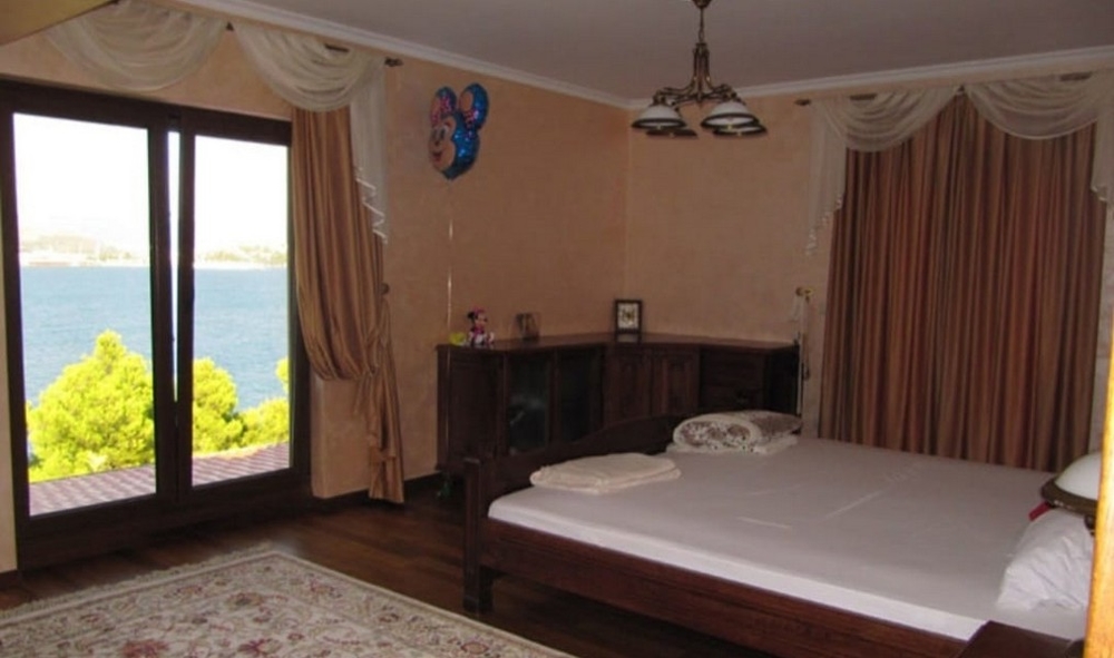 Sypialnia z widokiem na morze.