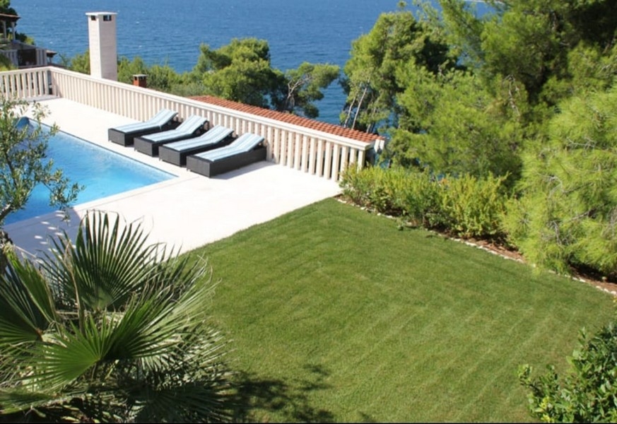 Widok na basen i morze - nieruchomości w Chorwacji.