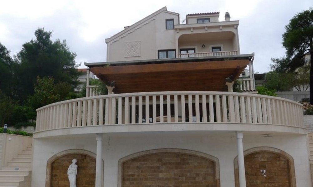 Willa H2444 w widoku od przodu.