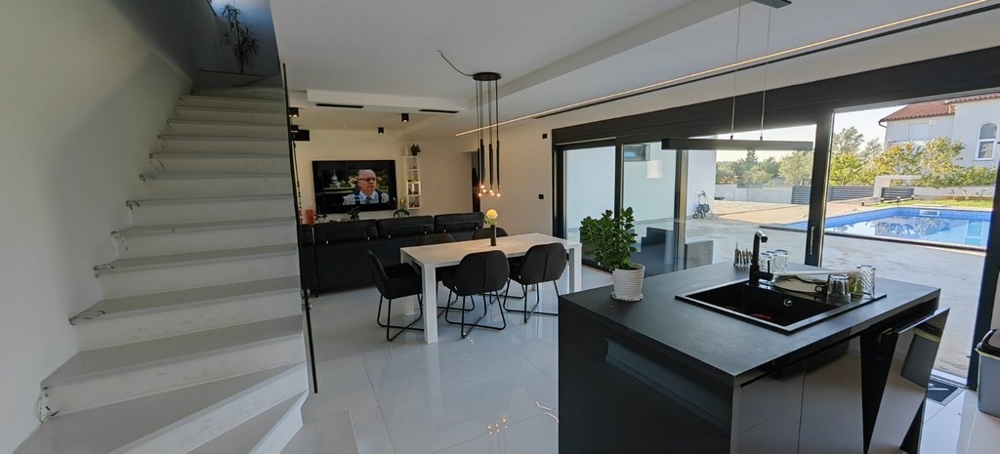 Część dzienna i widok na schody prowadzące na piętro.