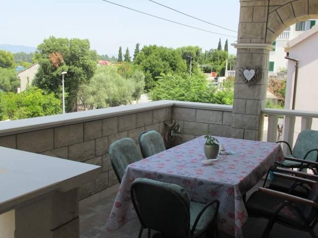 Balkon z widokiem na zieleń i morze