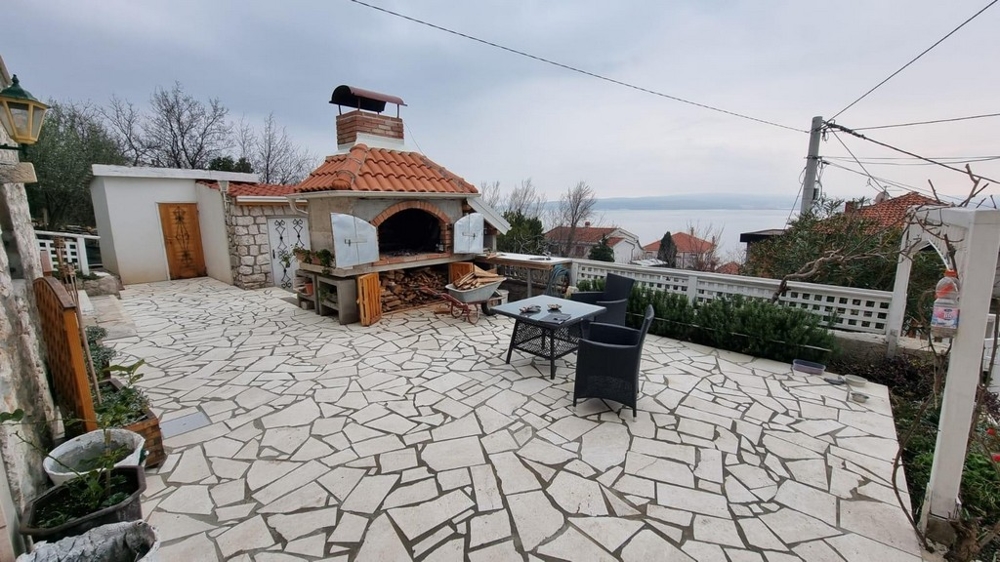 Taras z grillem i widokiem na morze