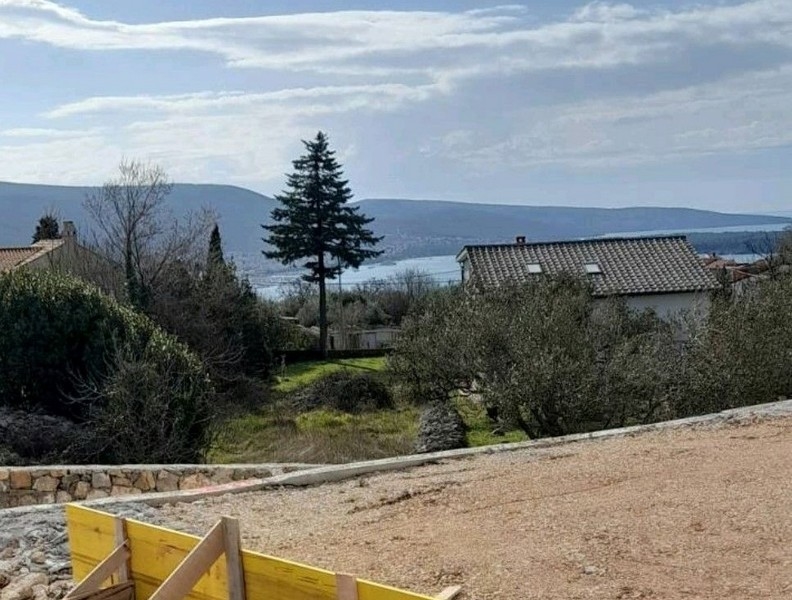 Widok na morze z placu budowy nieruchomości H2469, na sprzedaż na wyspie Krk w Chorwacji.