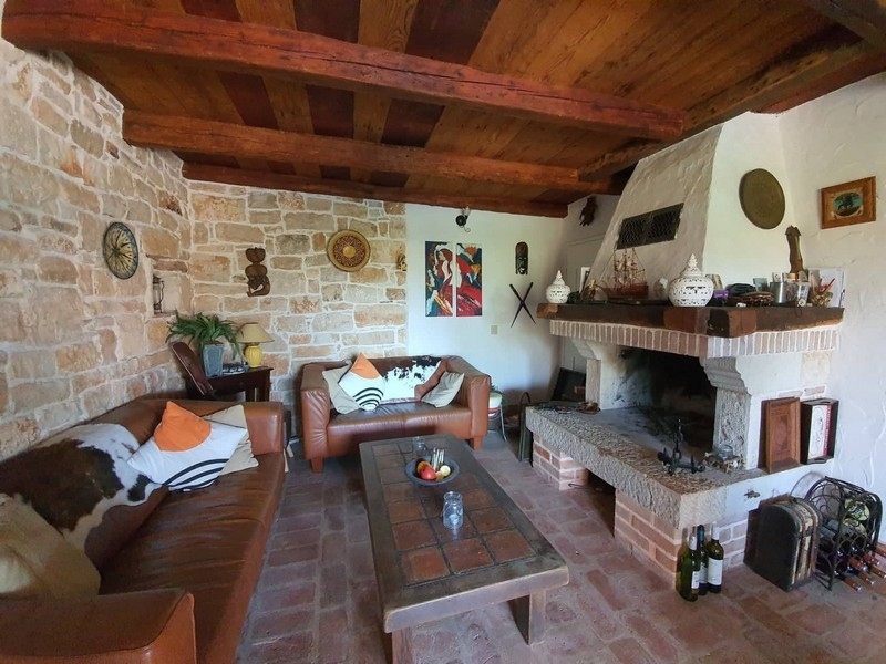 Pokój dzienny z kominkiem