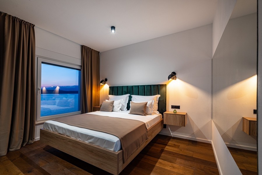 Sypialnia z wygodnym podwójnym łóżkiem.