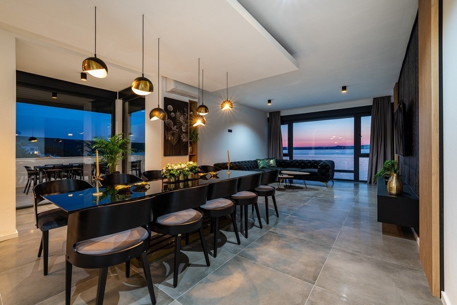 Duży stół jadalny w nowoczesnej luksusowej willi w Chorwacji - Panorama Scouting H2494.