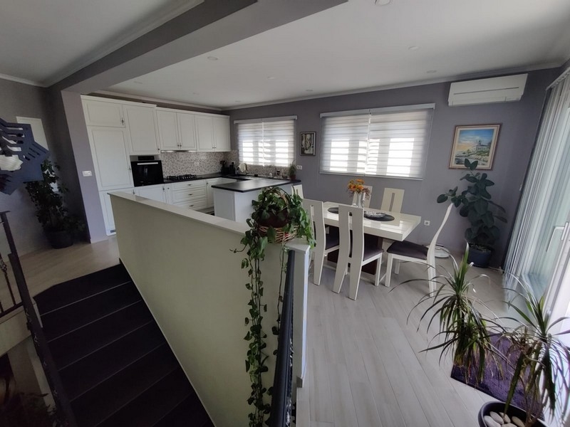 Klimatyzowana jadalnia i widok na kuchnię.