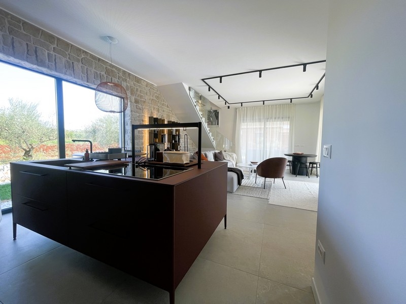 Wnętrze parteru willi H2508, wystawionej na sprzedaż na Istrii.