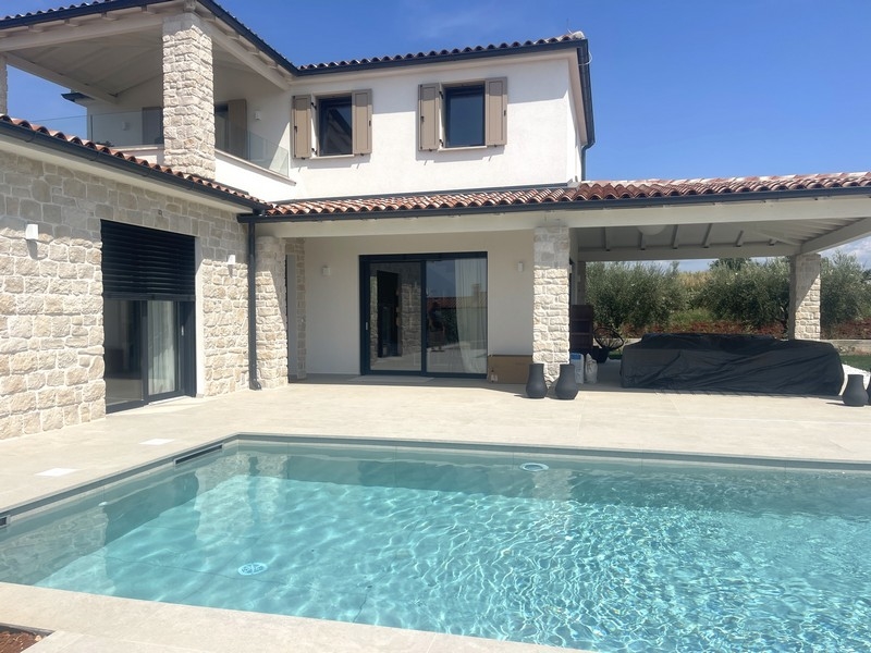 Nowa willa - zdjęcie z budowy (stan surowy)