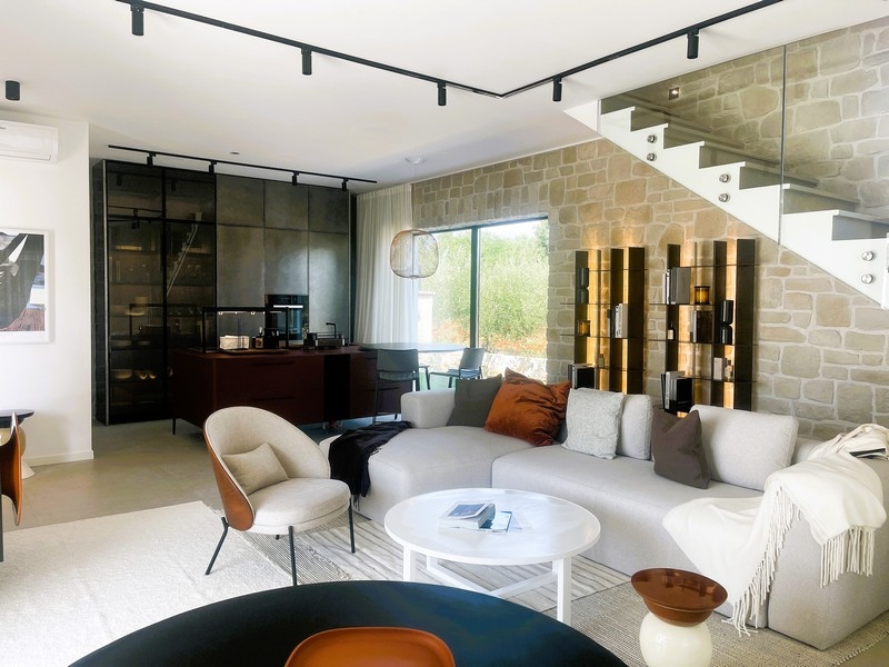 Widok na morze z tarasu domu H2508, który jest na sprzedaż na Istrii w Chorwacji.