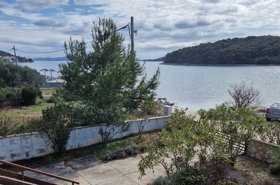 Widok na morze z górnego balkonu.