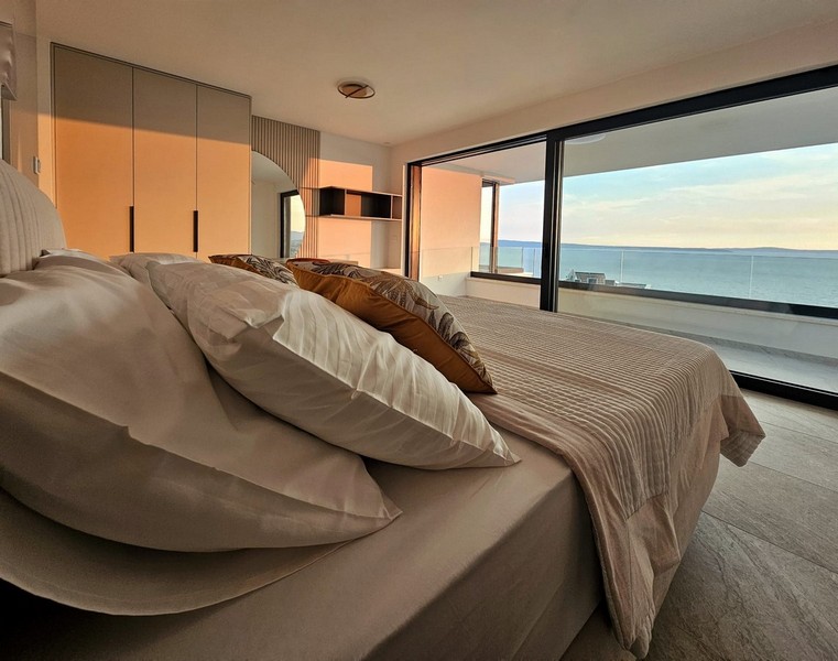 Sypialnia z widokiem na morze.
