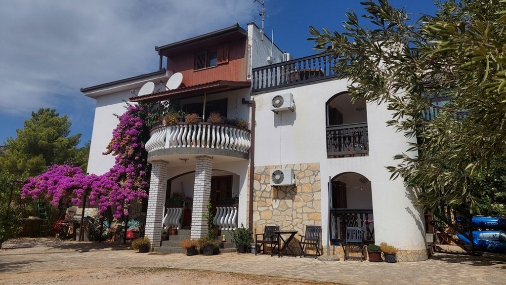 Ładny dom z miejscami parkingowymi