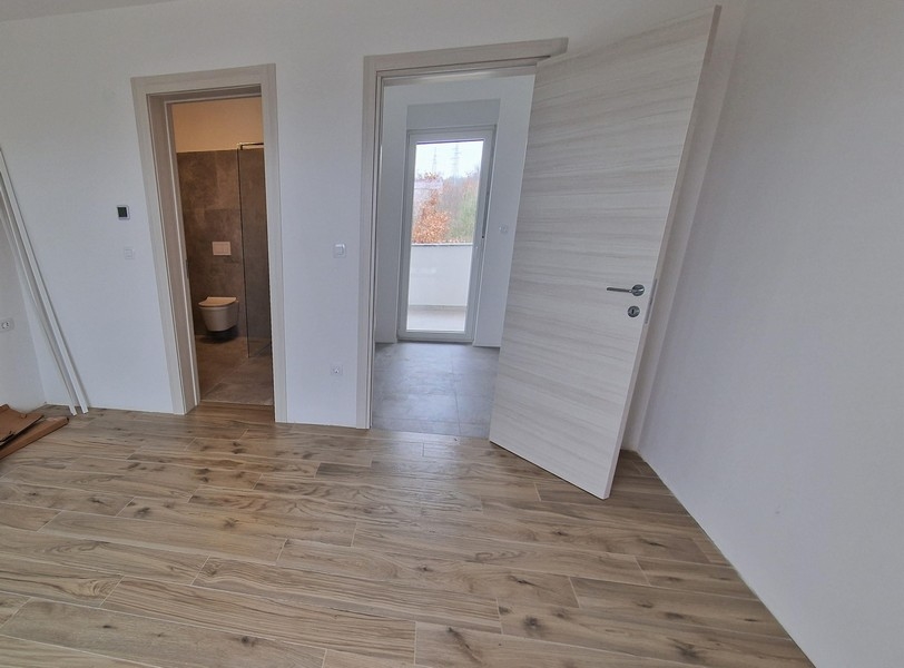 Pokój i widok na toaletę na parterze