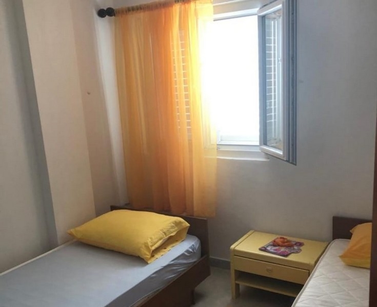 Sypialnia z dwoma pojedynczymi łóżkami.