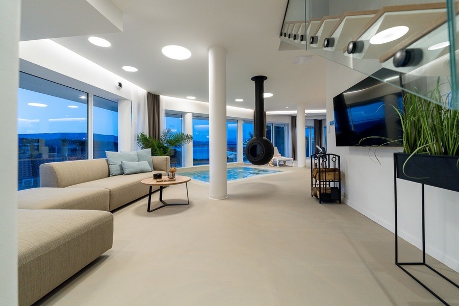 Wysokiej jakości kuchnia w minimalistycznym stylu Villa H1982 na wyspie Hvar (Chorwacja).