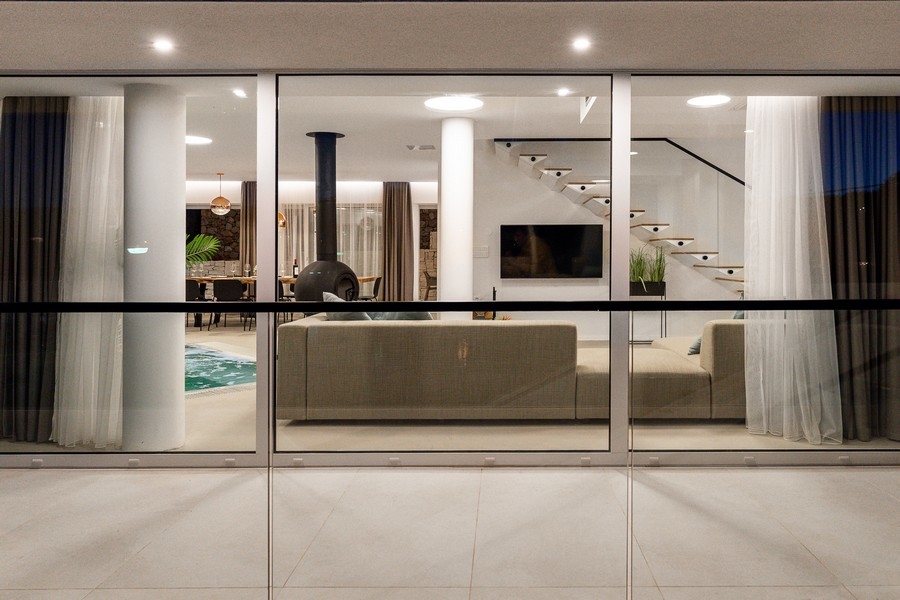 Sypialnia z pięknym panoramicznym widokiem na morze w Chorwacji.