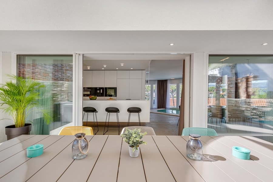 Na sprzedaż nowoczesna luksusowa willa blisko morza w Chorwacji - Panorama Scouting.