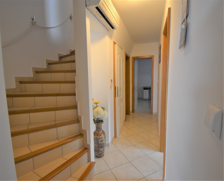 Schody i widok na klimatyzację.